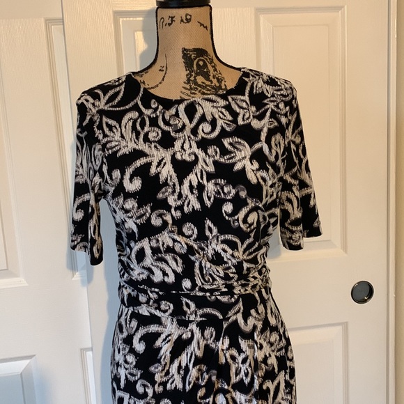 Fossil Dresses & Skirts - JNY black & white mid sleeve sheath dress. In new like condition. Stylish girl!